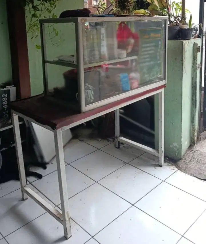 DIJUAL ETALASE + MEJA BESI BEKAS