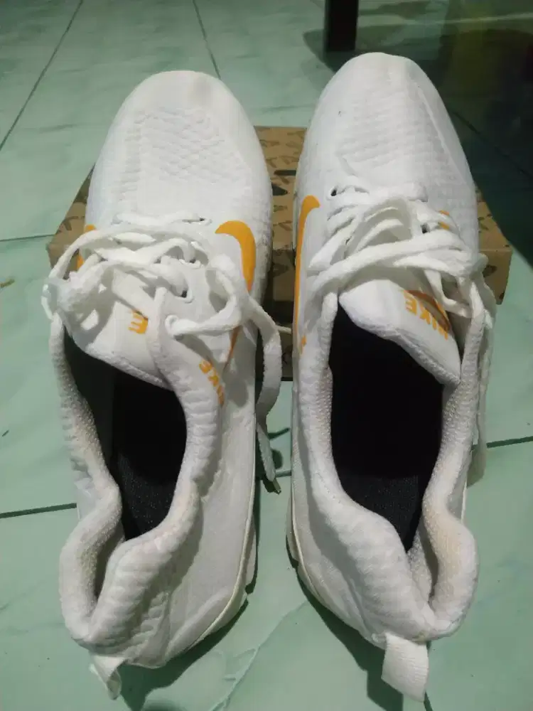 Sepatu Sport Putih size 41