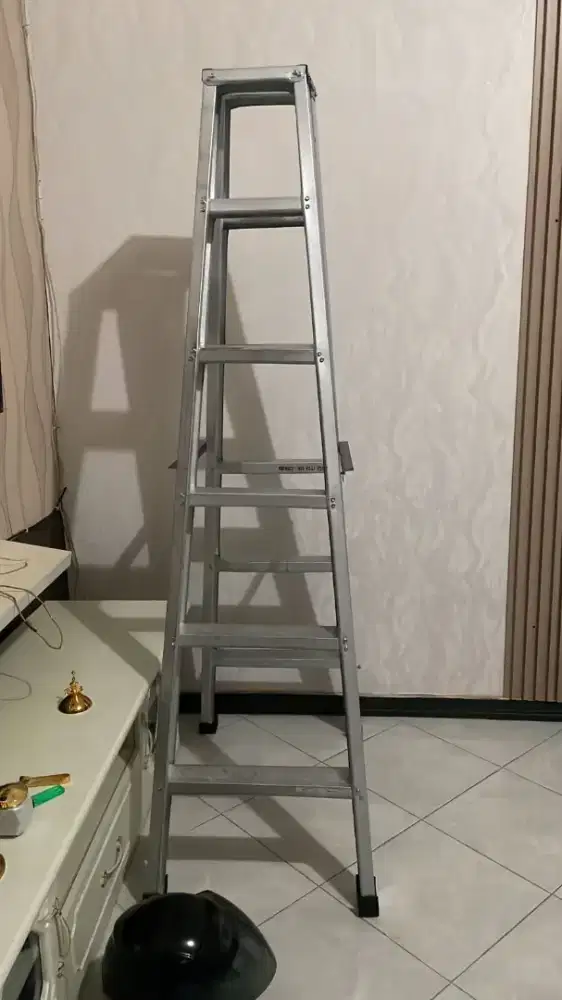 Tangga lipat baja ringan