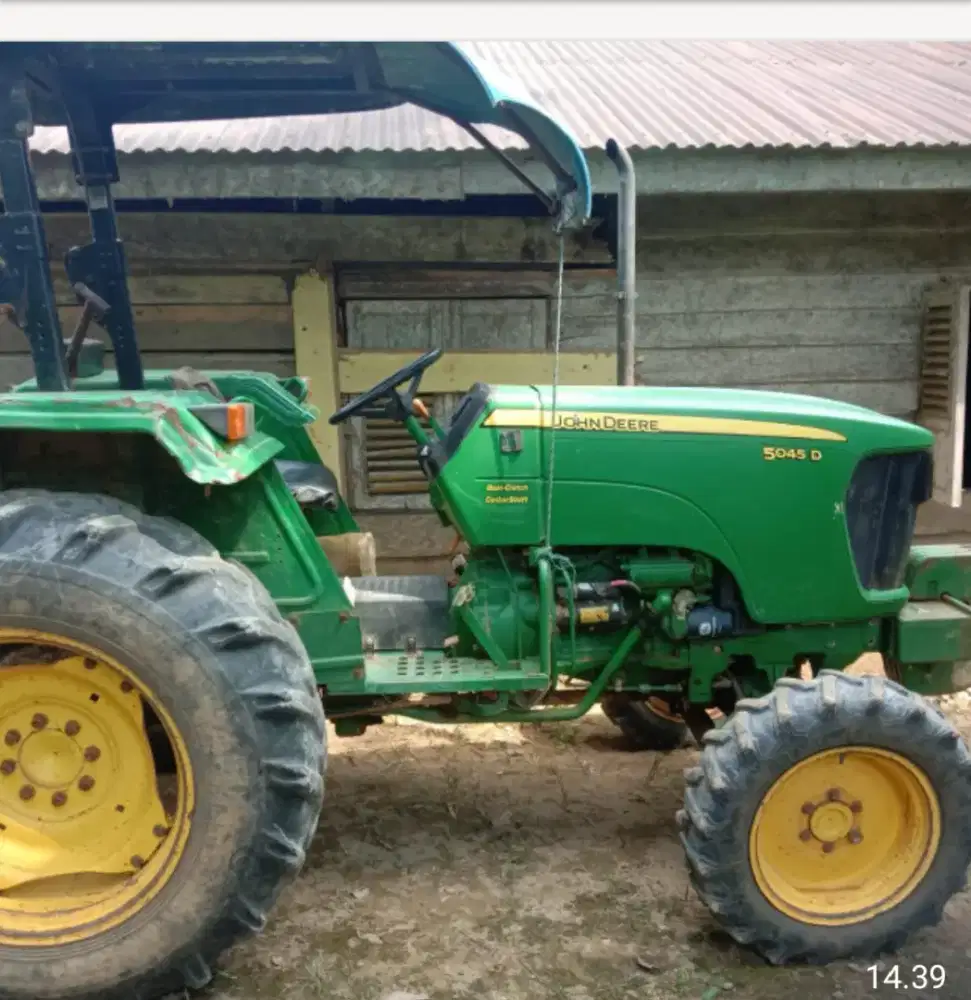 Traktor John Deere Tahun 2023 | Mesin Kuat | Alat Pertanian