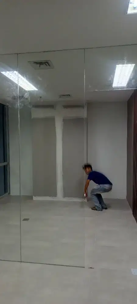 Partisi gypsum dan pintu kaca