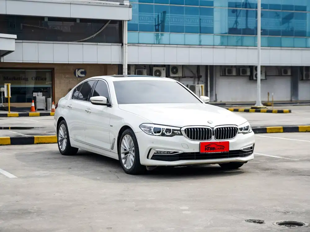 BMW 530i Luxury G30 2018 putih matic