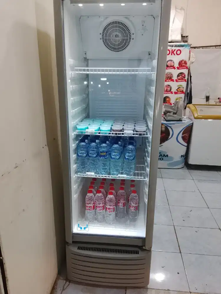 Jual showcase Gea second siap pakai