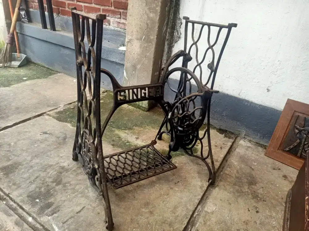 Kaki Meja Mesin Singer Laba Laba Antik