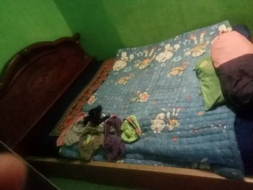 Tempat tidur kayu jati