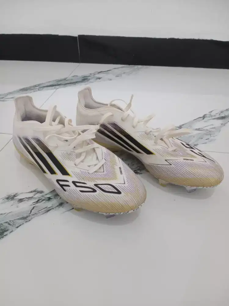 Sepatu bola adidas f50
