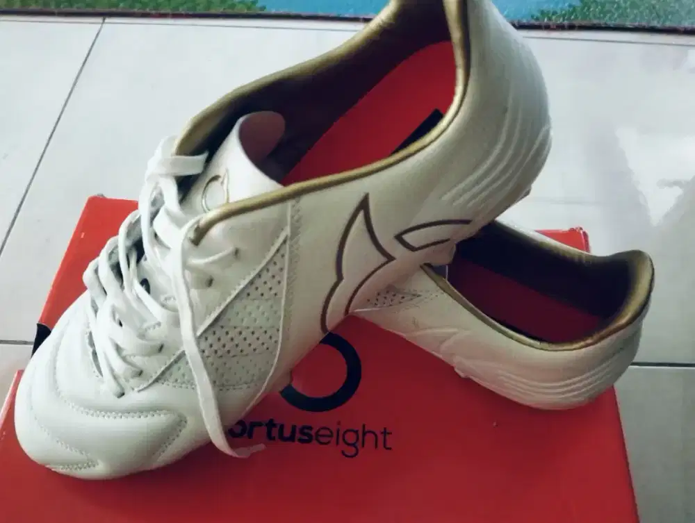 Sepatu bola ourtuseight