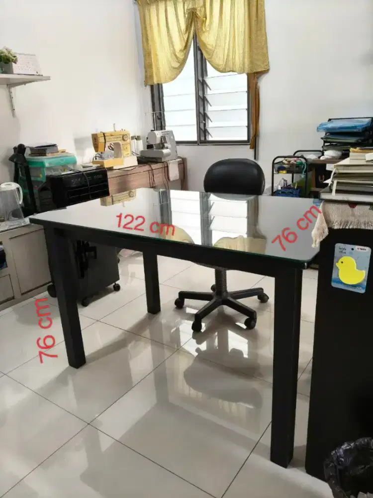 Meja kayu solid dilapisi kaca diatasnya