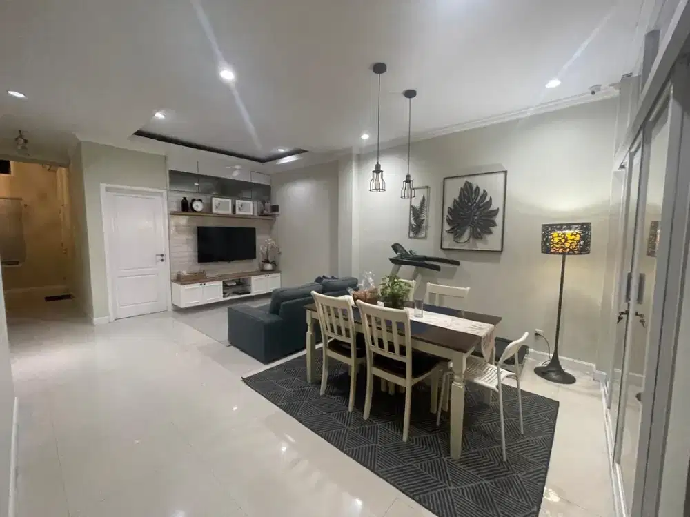 DIJUAL RUMAH CANTIK HADAP TIMUR LAUT KONDISI SEMI FURNISH HARGA MURAH DI PURI GARDENA