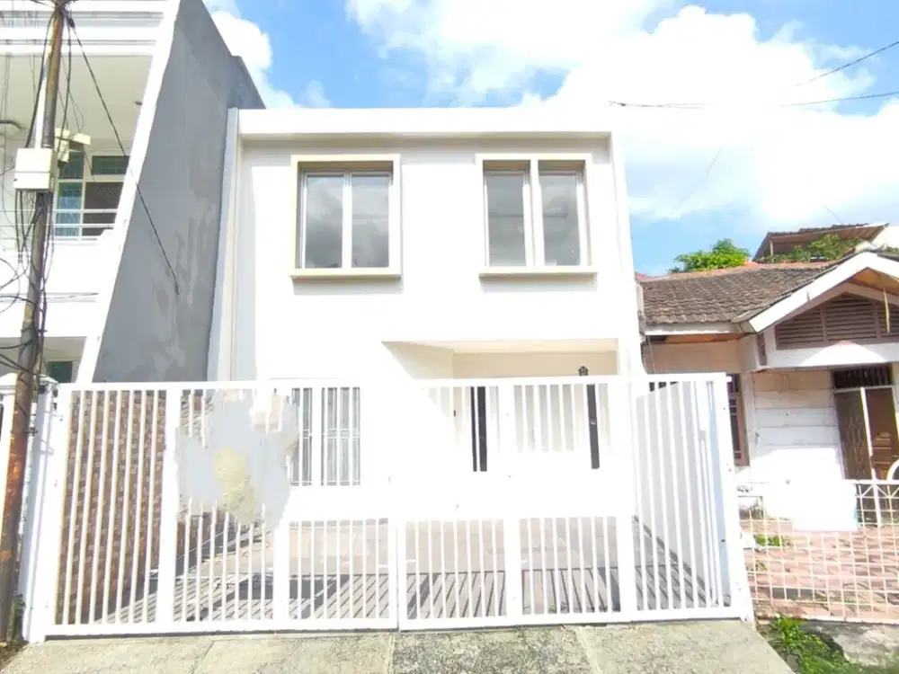 DIJUAL RUMAH CANTIK FULL RENOVAS DEPAN TAMAN HARGA MURAH DI TAMAN SURYA 2