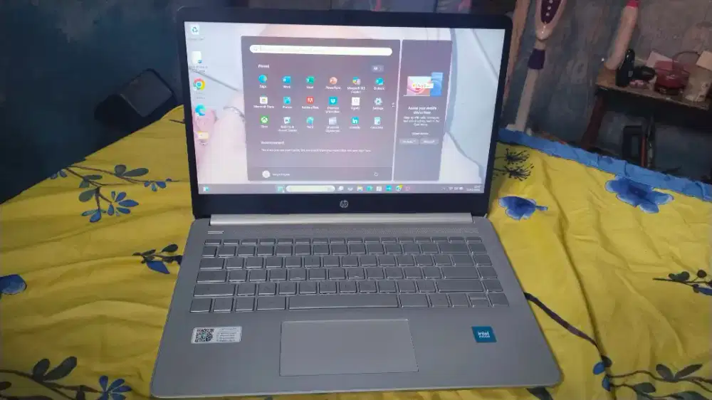 Laptop merk hp warna silver