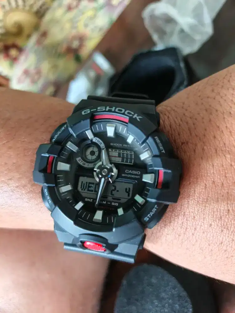 Jam G-SHOCK hitam
