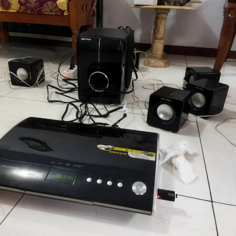 DVD player dengan speakernya komplit