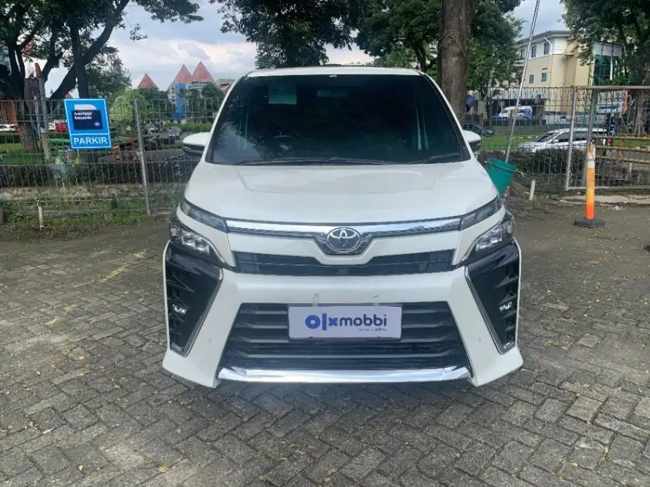 DP MURAH Toyota Voxy 2.0 Bensin-AT 2018  CBGXB