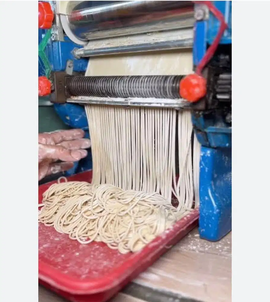 Karyawan industri pembuatan mie