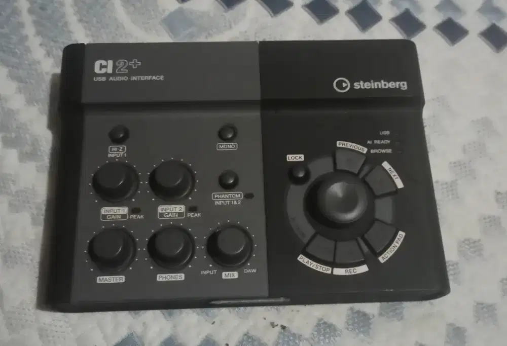 Soundcard dan headphone studio