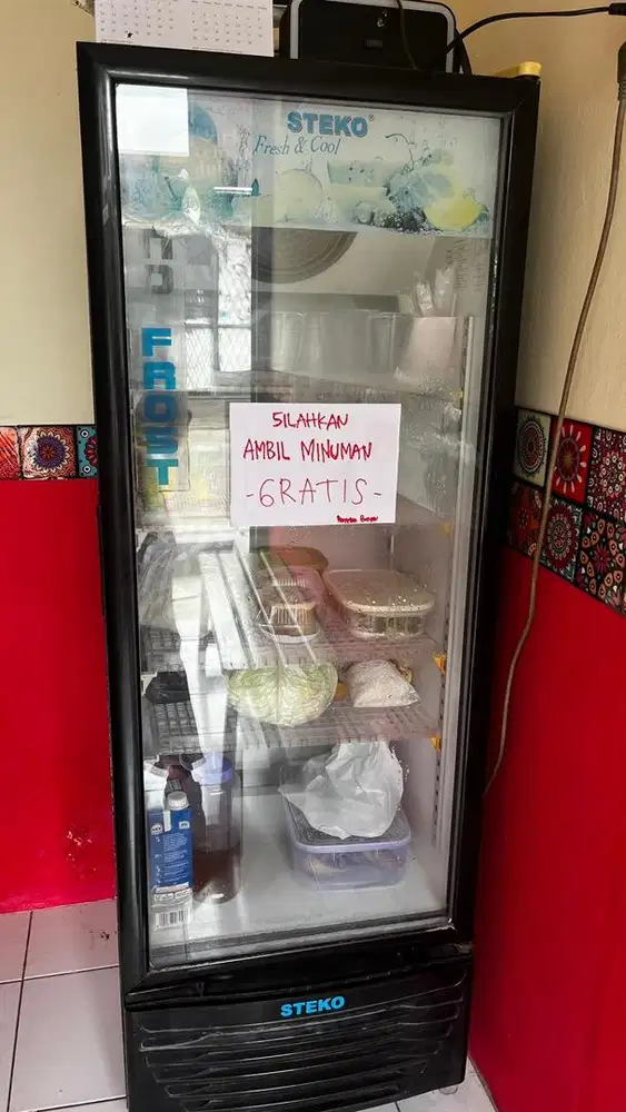 showcase steko warna hitam