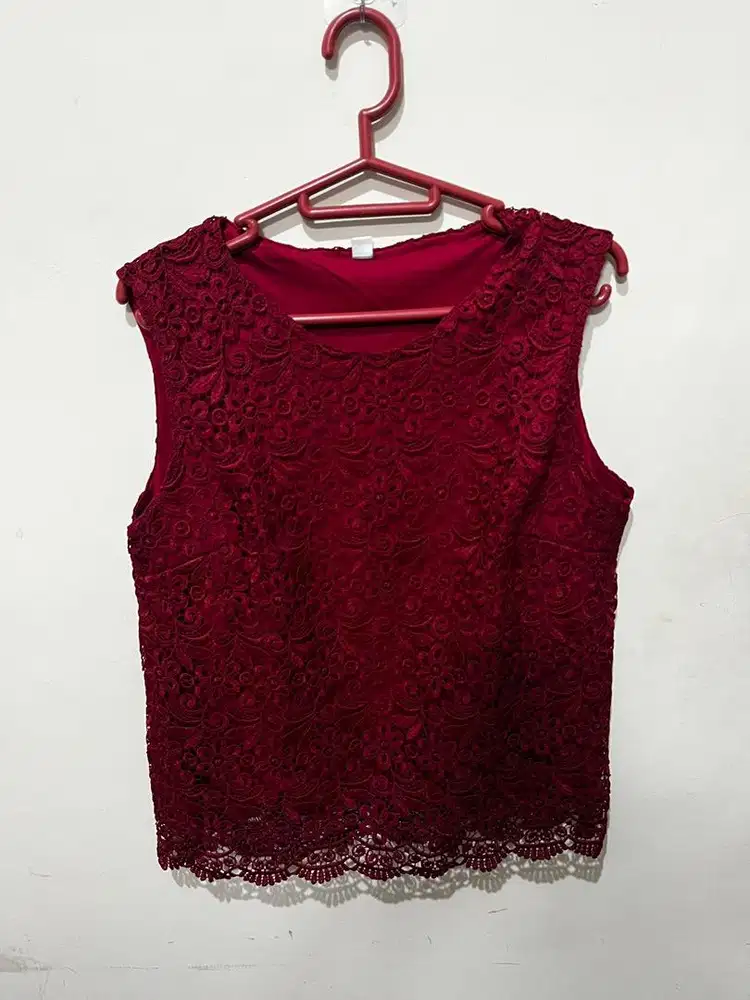 Atasan wanita brnd Uniqlo warna maroon