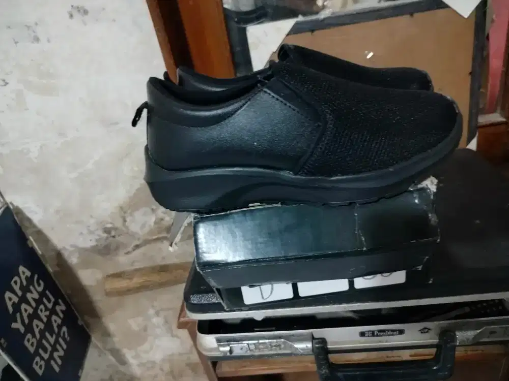 sepatu sekolah hitam pekat