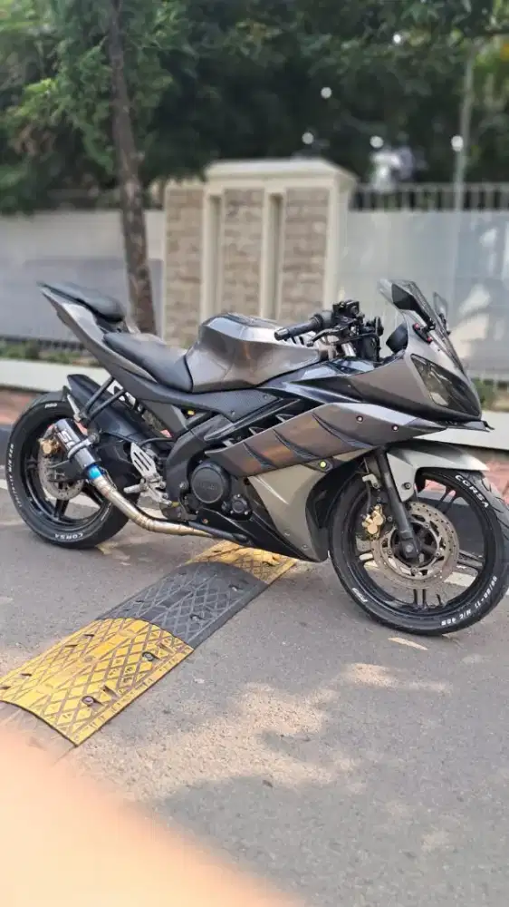Yamaha R15 tangan pertama