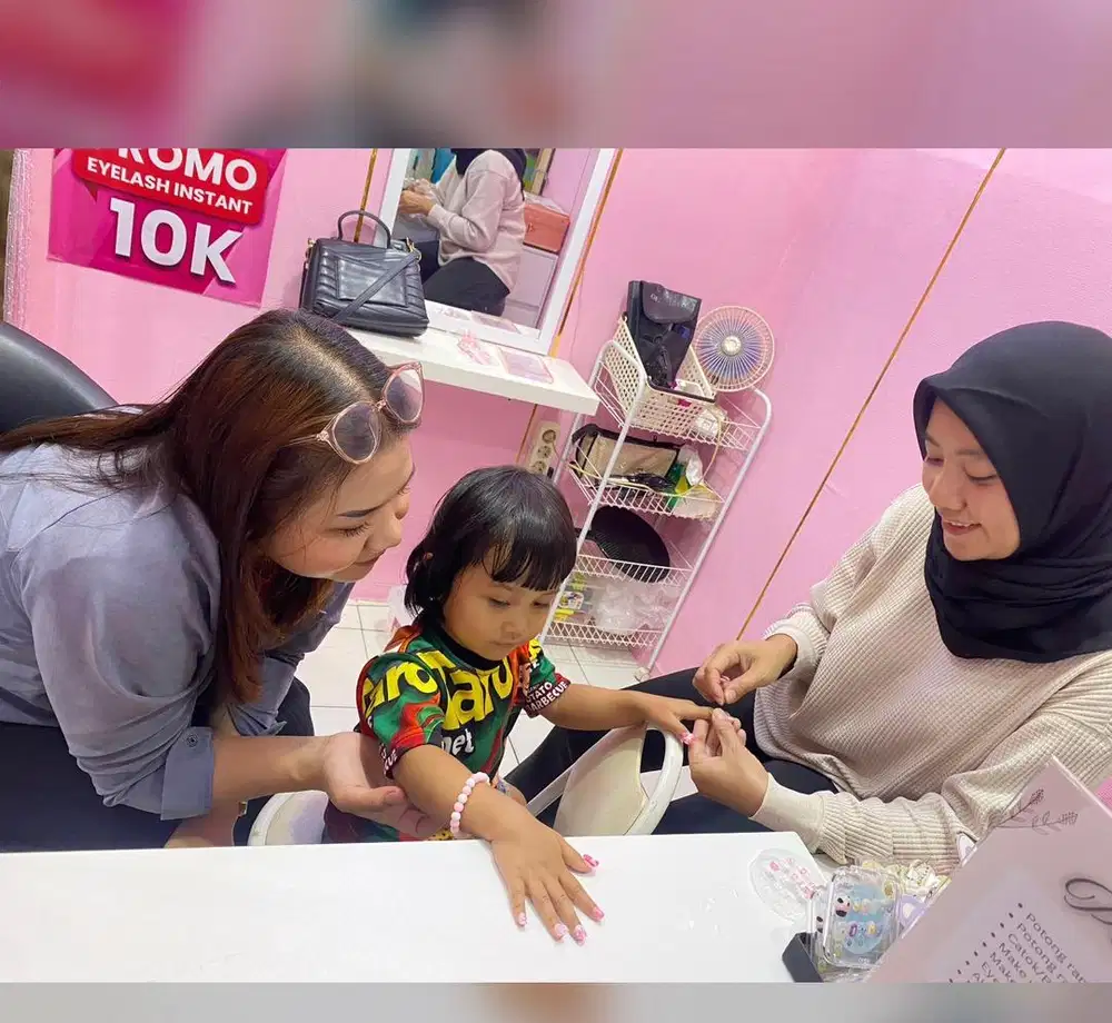 Reeni Salon rambut, make up, hairdo, eyelash, nail art bisa panggilan