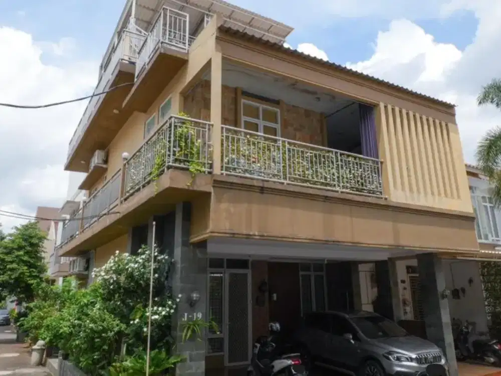 Dijual rumah cantik siap huni 3 lantai, 10 menit ke Lippo karawaci