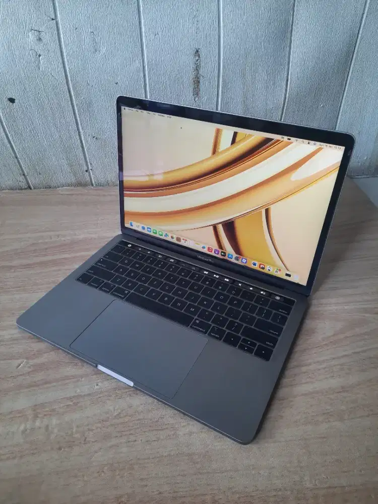 MacBook pro 2019 i7-ram 16gb ssd 500gb 13in touchbar