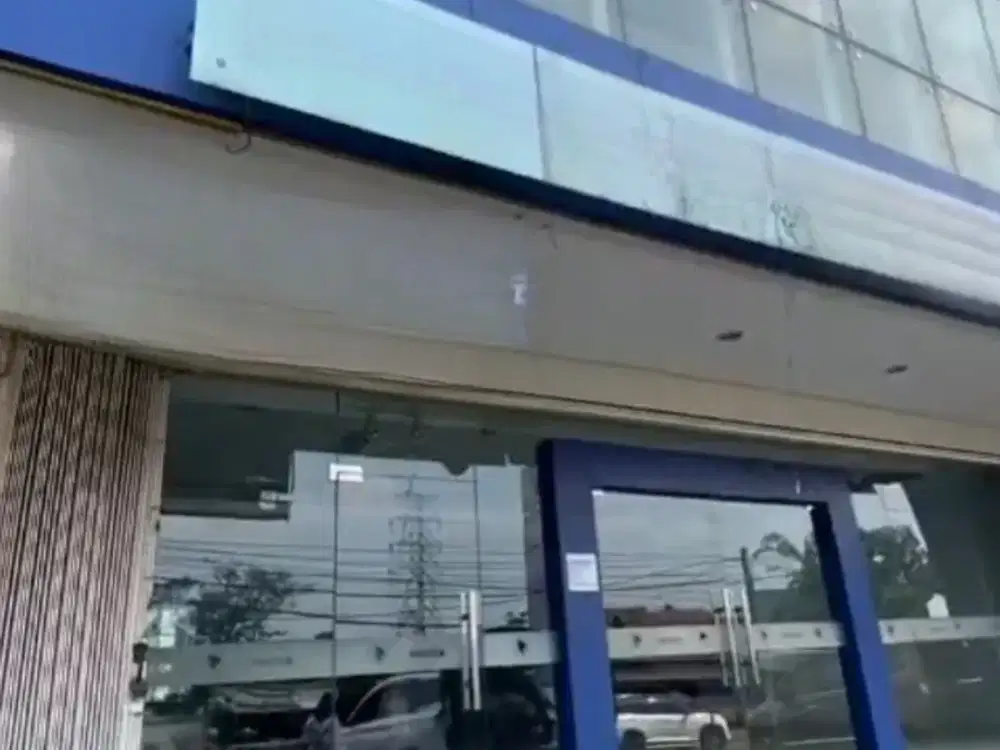 Ex Showroom Mobil Siap Operasional Lokasi Sangat Bagus di Area Depok