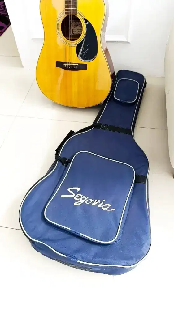 GITAR SECOND . TAPI MASIH MULUS SEPERTI BARU . KARNA JARANG DI PAKAI