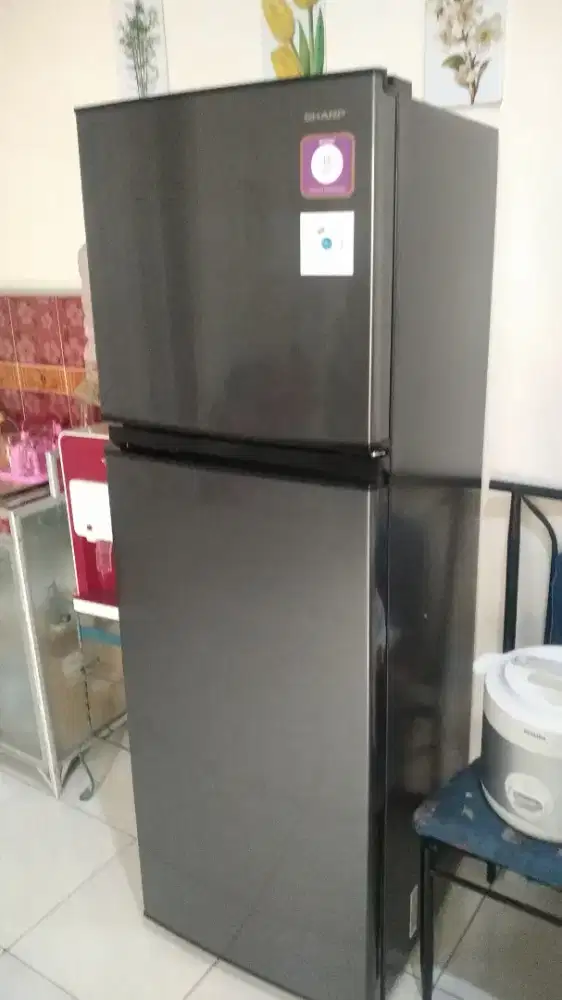 Djual kulkas merek Sharp 2 pintu bru kpe 1 bln dri baru