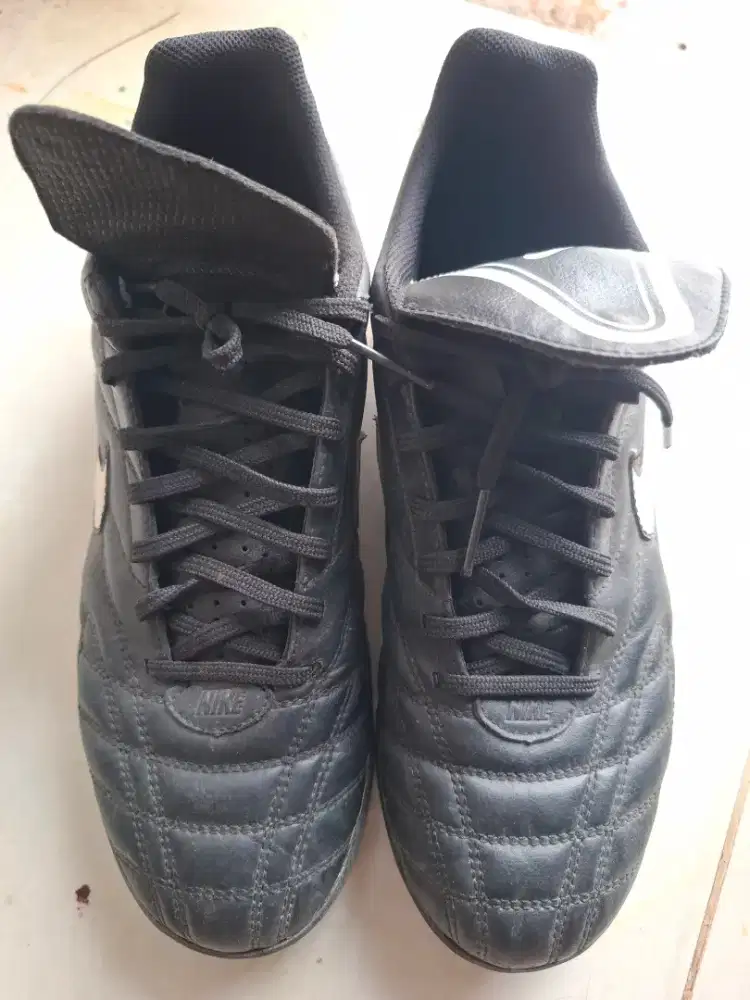 Sepatu bola Nike ori