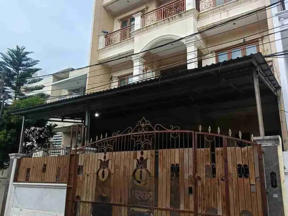 Rumah 3,5 lantai row jalan 2,5 mobil carport 2 mobil udah tinggi dari jalan dijual lokasi favorit Sunter Jakarta Utara
