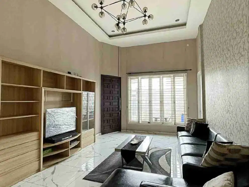 DISEWAKAN RUMAH MEWAH SEMI FURNISHED DI PERBATASAN JAKBAR JAKSEL