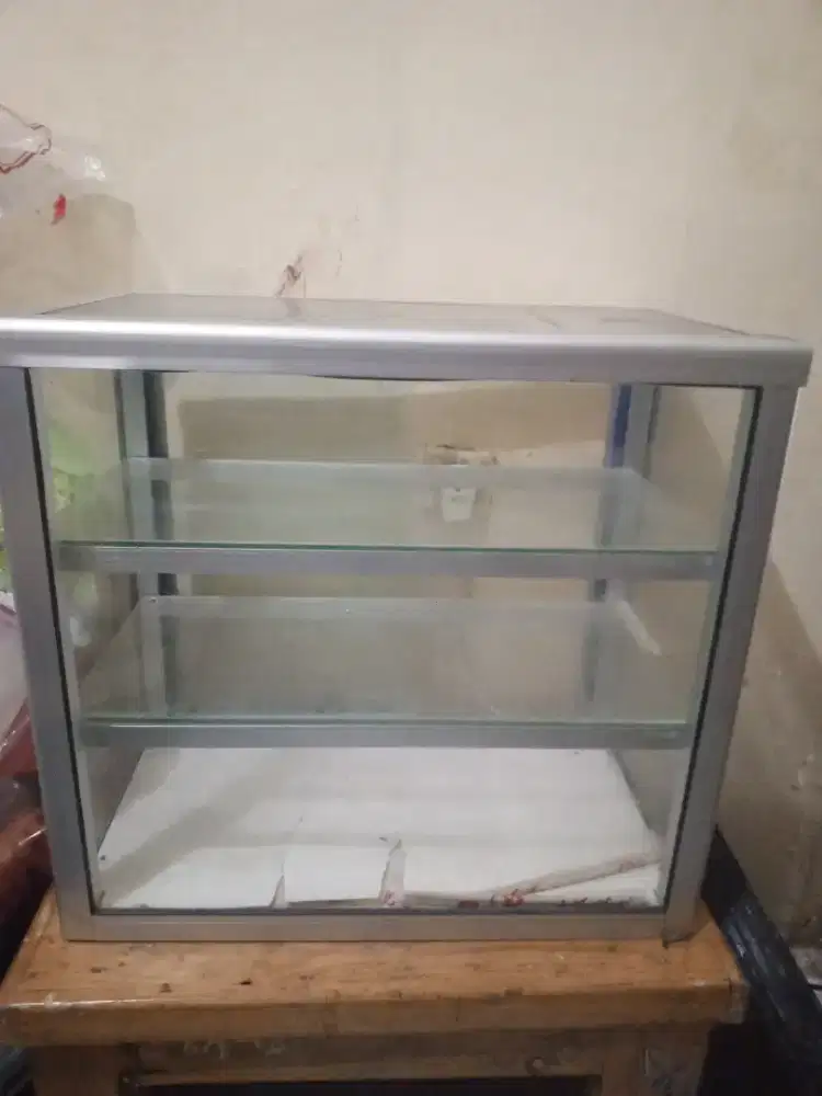 Etalase kaca 3 susun