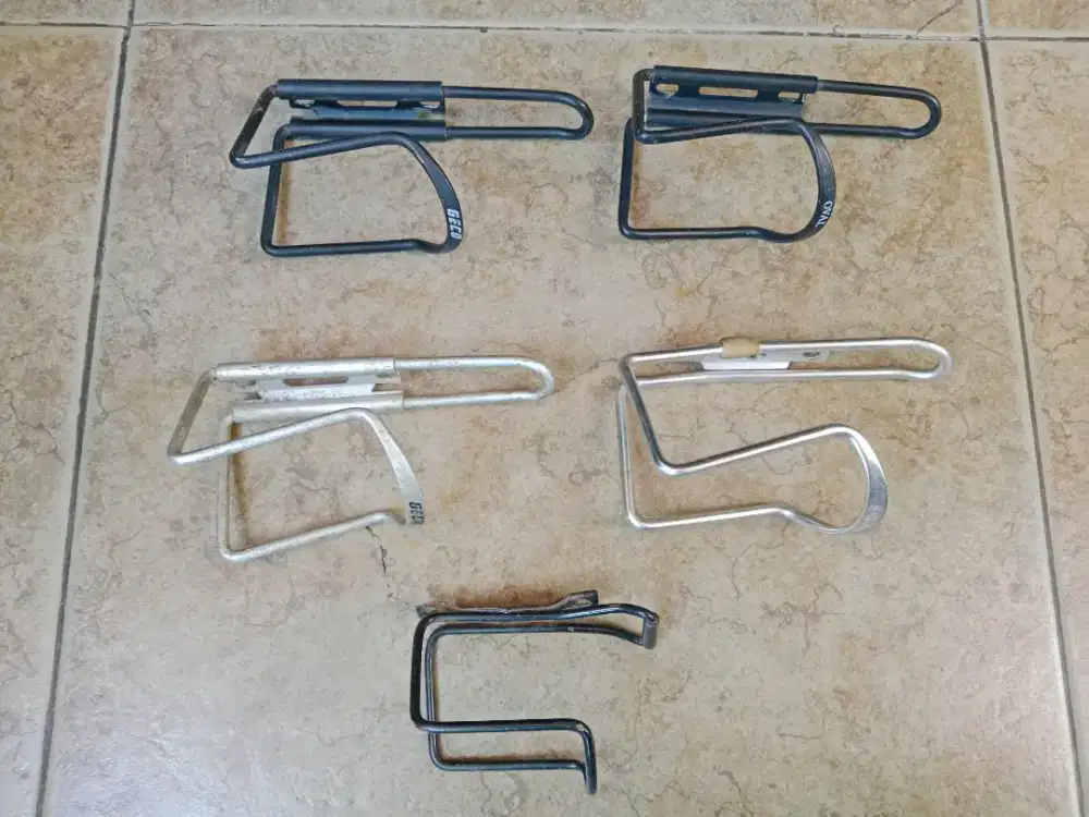 Besi tempat botol sepeda