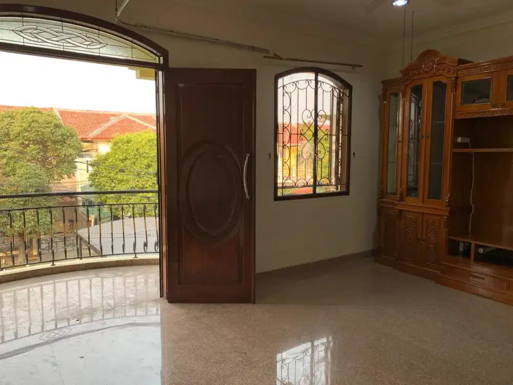 DISEWAKAN RUMAH DITAMAN SEMANAN INDAH LANTAI  GRANIT NEGO