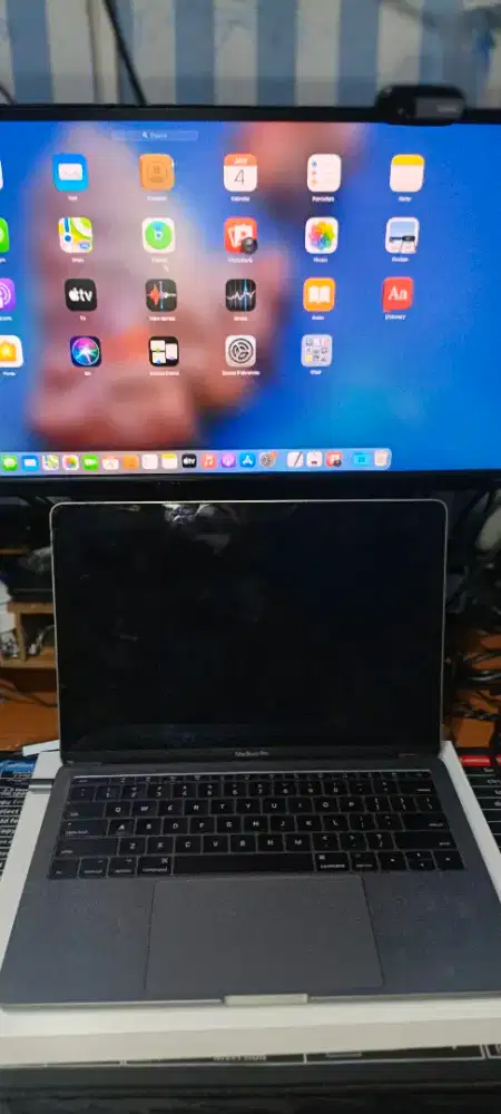 Macbook Pro 2017 Core i5 8/256gb minus cek Deskripsi