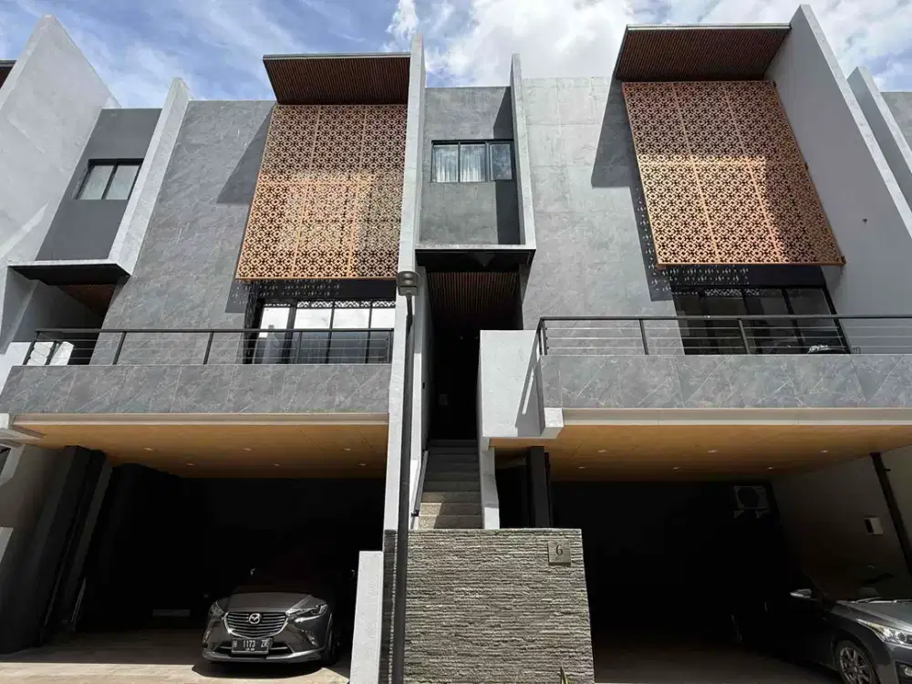 Rumah 3 Lantai Siap Huni, Ternyaman, 2 Facad Depan & Belakang,  Memiliki Garasi Hidrolik di Kebayoran Lama, Jakarta Selatan