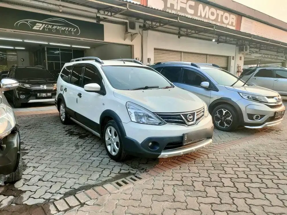 GRAND LIVINA 1.5 XGEAR 2013 AUTOMATIC PUTIH NISSAN