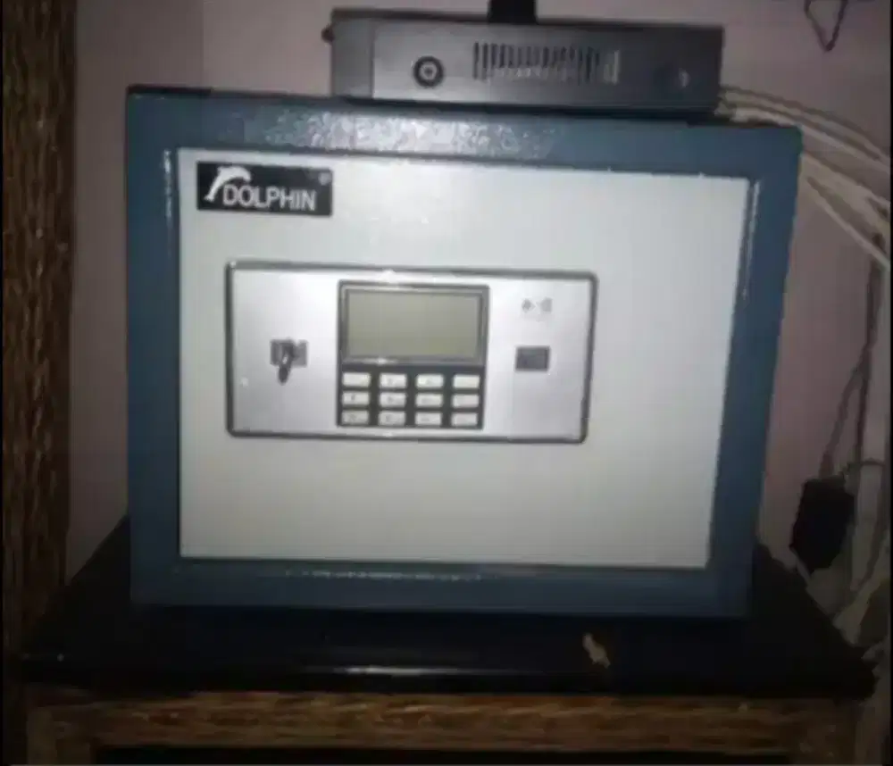 Brankas warna abu-abu