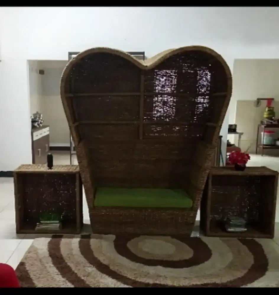 Meja  rotan bentuk hati