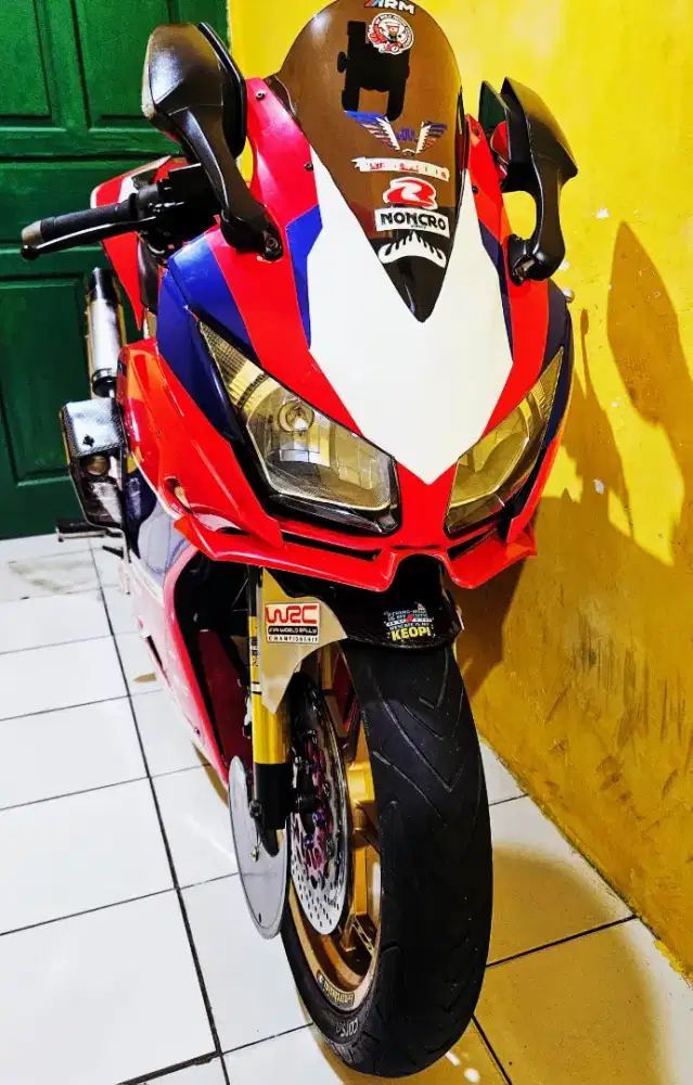 CBR 150 modif moge look full cover. Murah aja.. Bisa tt
