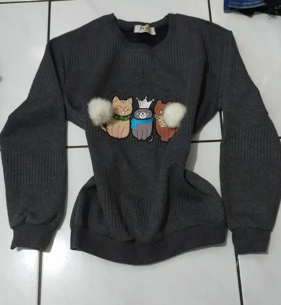 Sweater abu abu