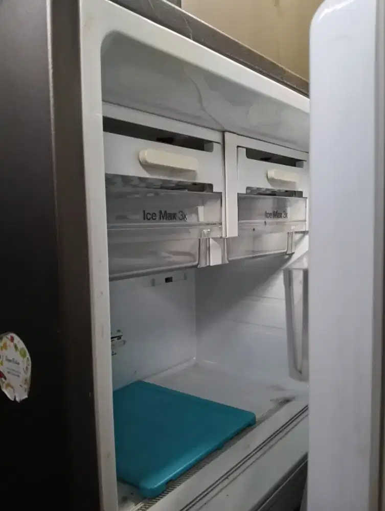 Dijual sebuah kulkas 2 pintu