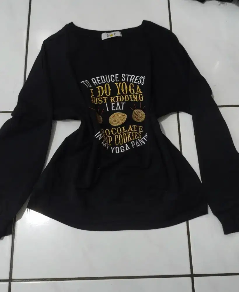 Sweater warna hitam