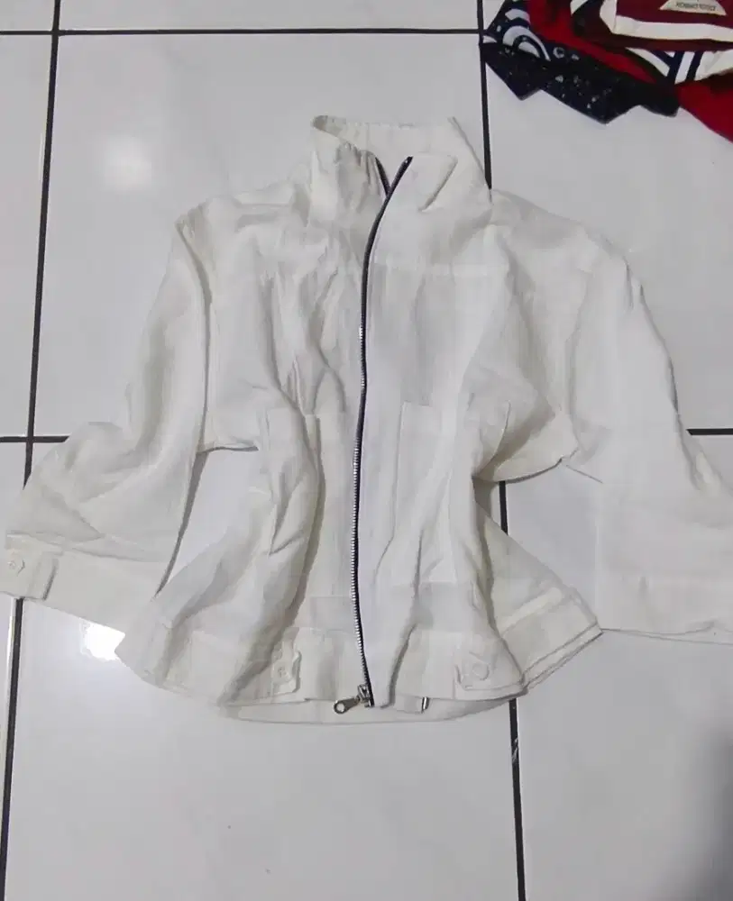 Jaket warna putih