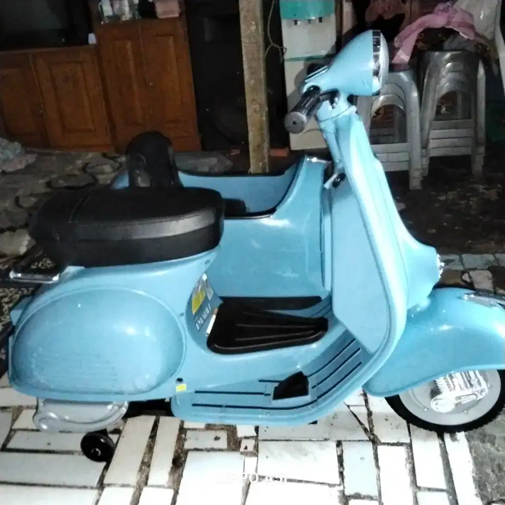 Vespa gandeng anak anak