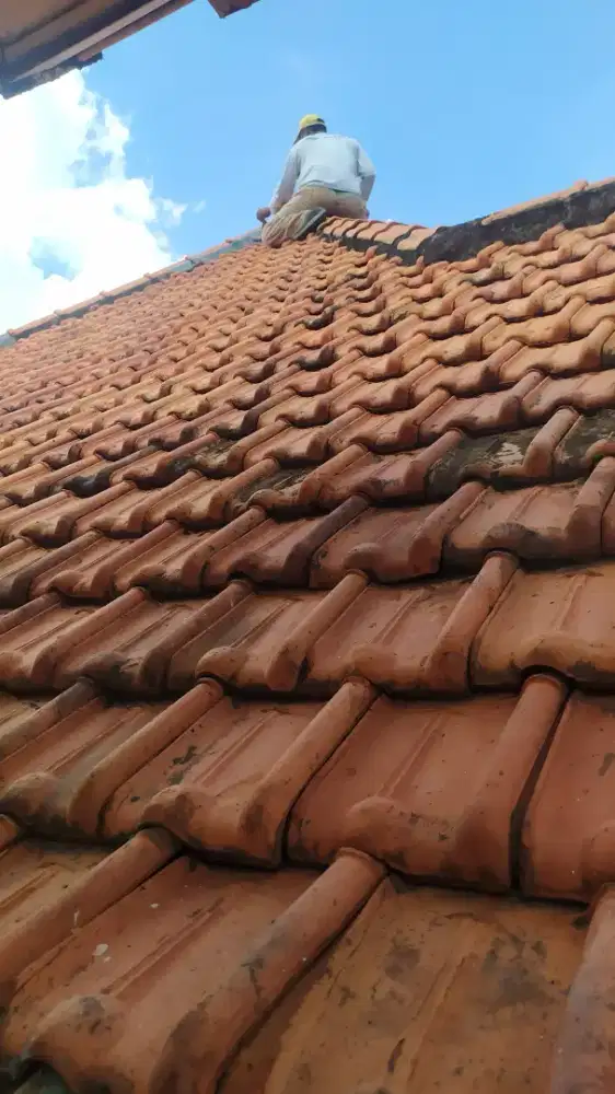 Tukang tambal atap genteng retak,plafon jebol,kanopi,partisi,