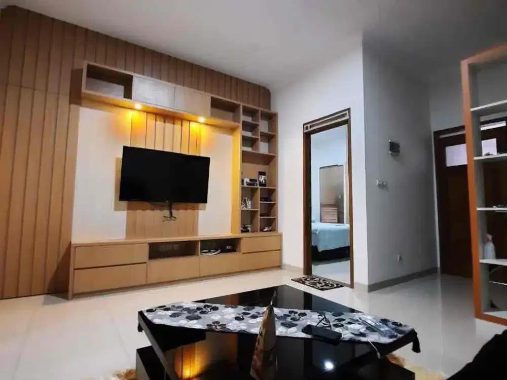 For Rent 
Rumah di batununggal 
Luas 119 / 120
Furnished
1 lantai
3 kmr tdr +1
2 kmr mandi +1
Air sible
Listrik 2200W
Hadap Selatan 
Harga Rp. 75jt / tahun nego
Min 2 tahun fn