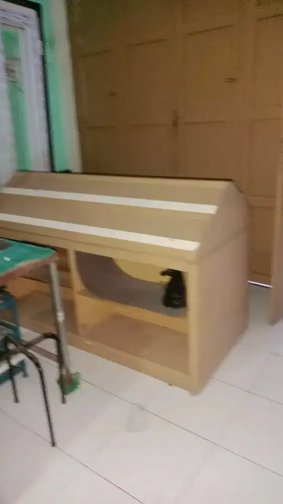 Meja pajangan kosmetik